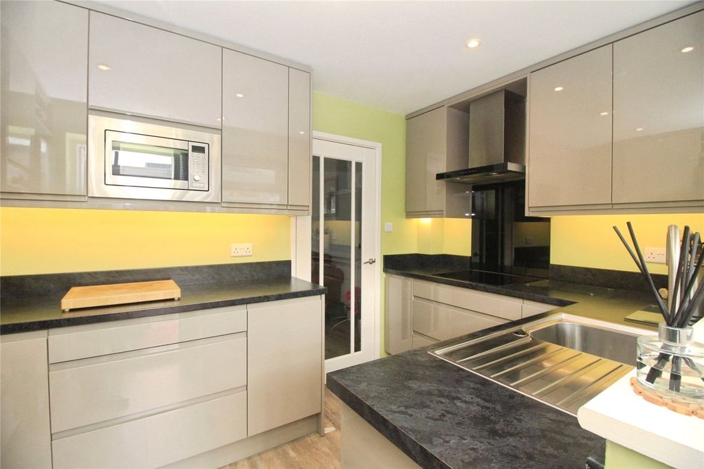 Property photo 2 of 14 Fitted Kitchen