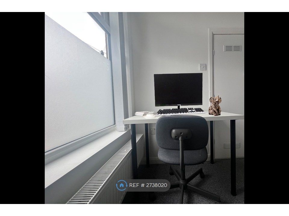 Property photo 1 of 8 Workspace/Table