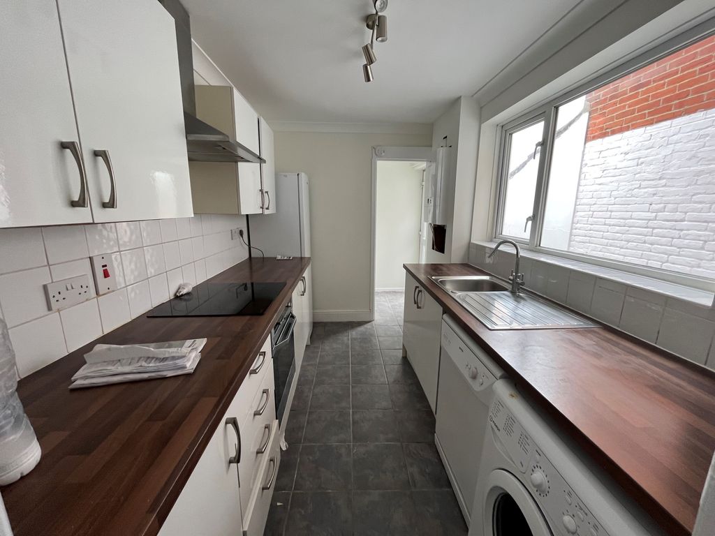 Property photo 2 of 7 Kitchen