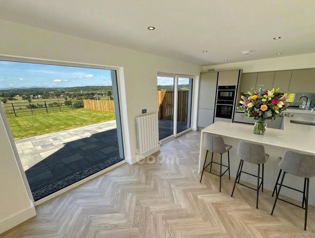 Property photo 3 of 14 Kitchen Bar