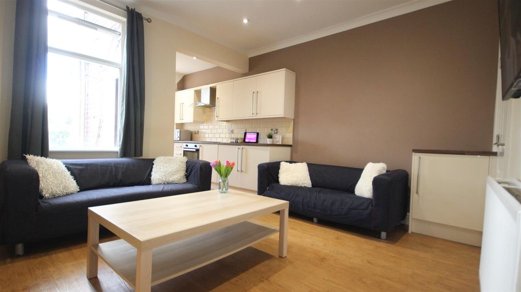 Property photo 3 of 11 32 Hunter House Road Lounge.Jpg
