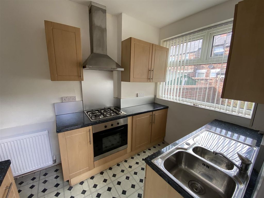 Property photo 3 of 8 Kitchen