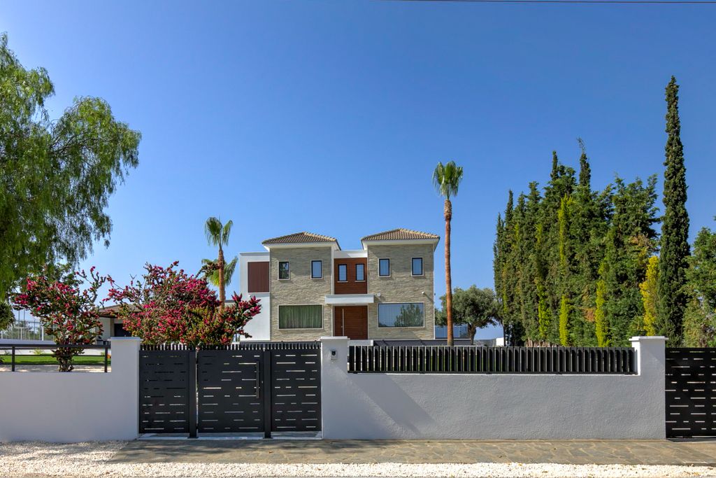 Property photo 2 of 47