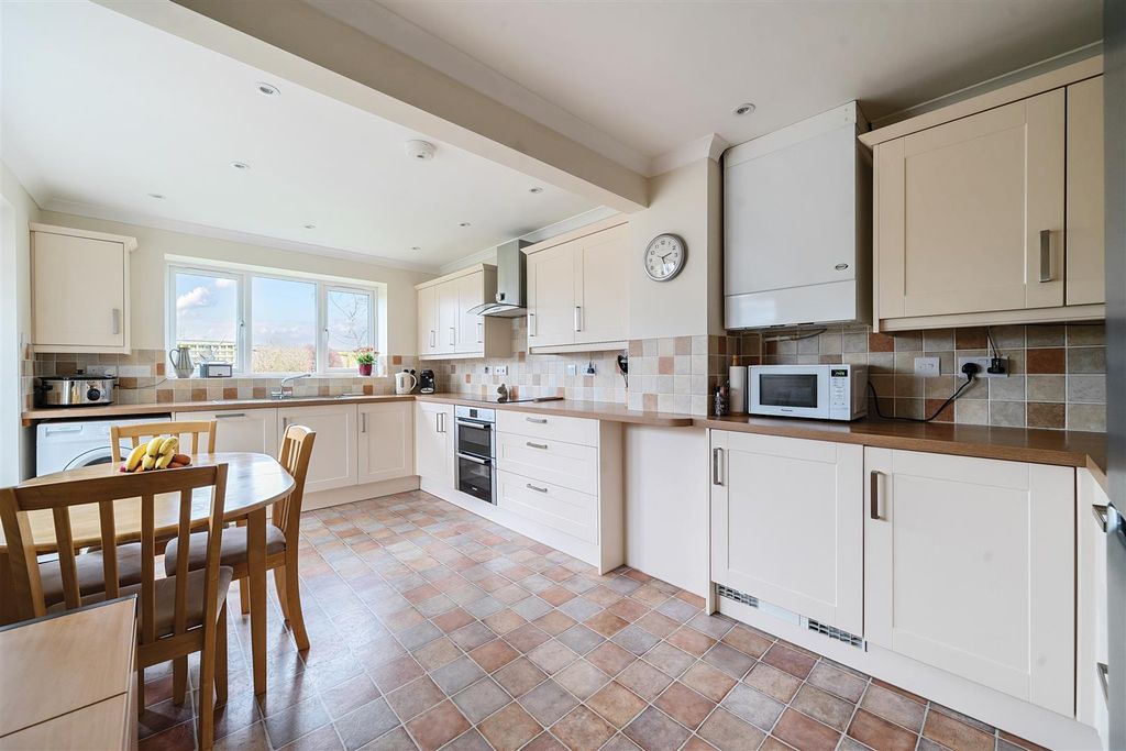 Property photo 2 of 13 Kitchen Breakfast Room