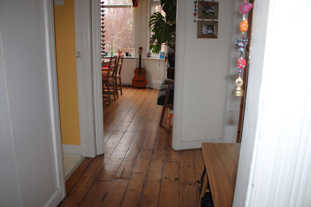 Property photo 3 of 10 Hall