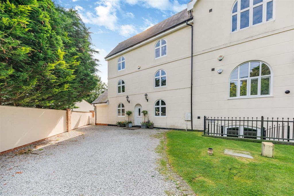 Property photo 2 of 19 8567712-Exterior01.Jpg