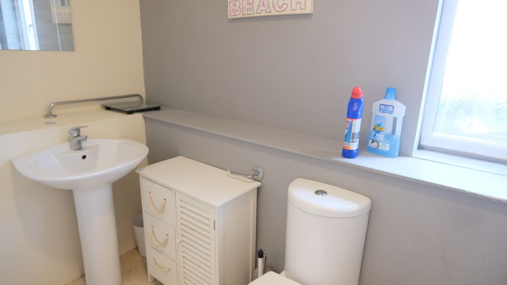 Property photo 3 of 7 Bathroom Picture 2