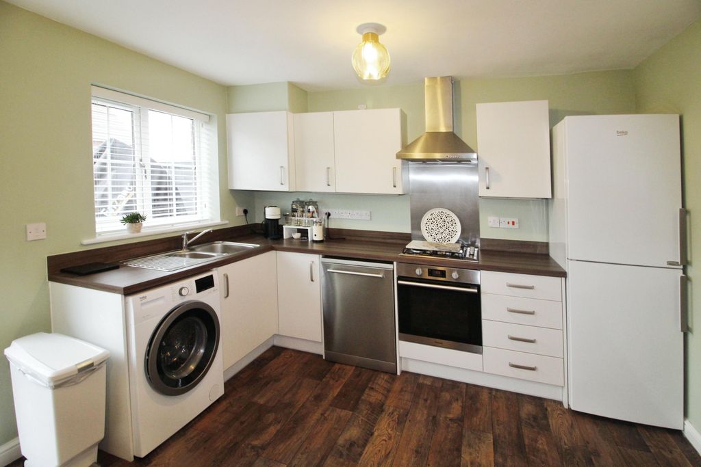 Property photo 2 of 17 Kitchen.