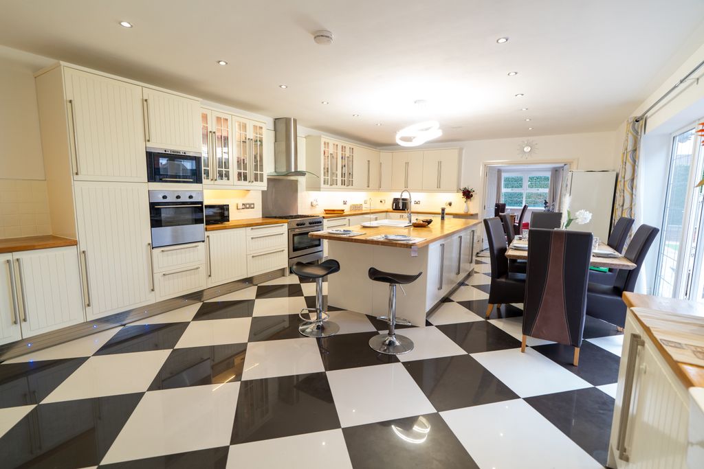 Property photo 3 of 47