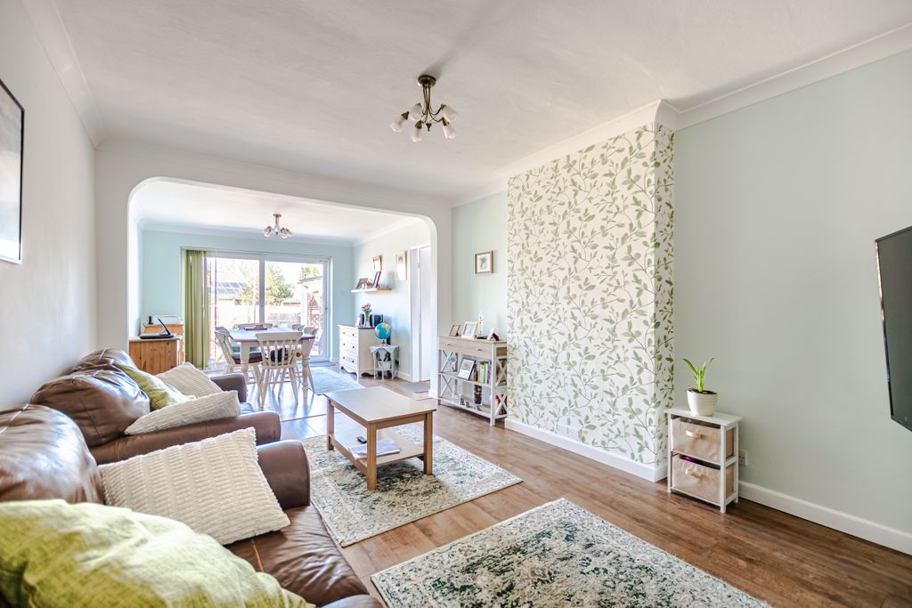 Property photo 2 of 21 Living1