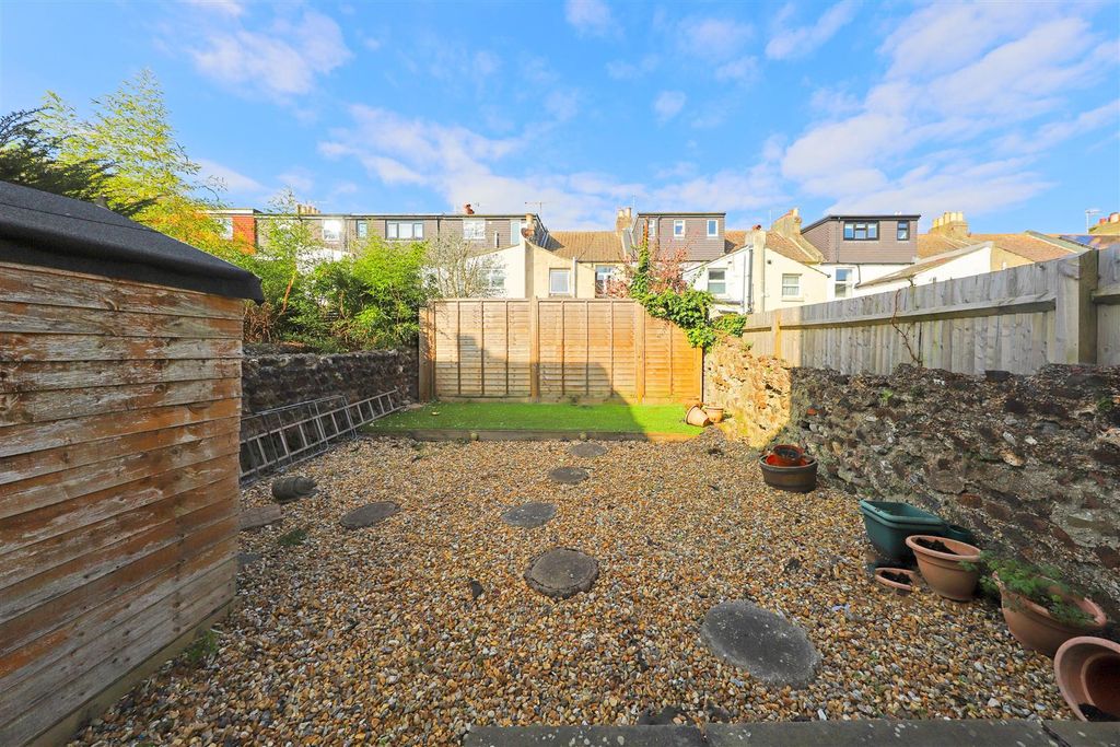 Property photo 2 of 13 Nicholas James Goldstone Garden.Jpg