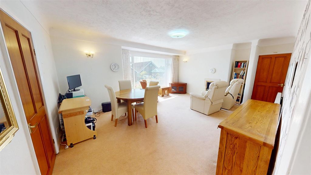 Property photo 2 of 28 Hilltop Road Living Room