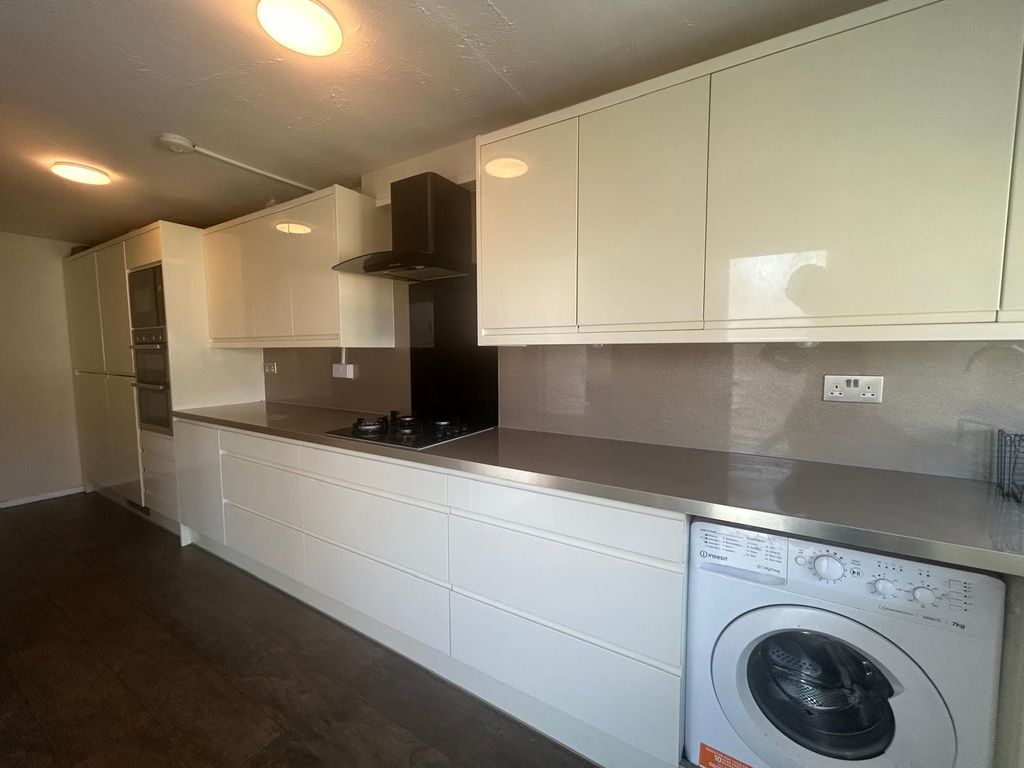 Property photo 1 of 13 4 Bed Semi-Detached House To Rent Lodge Way, Shepperton Tw17