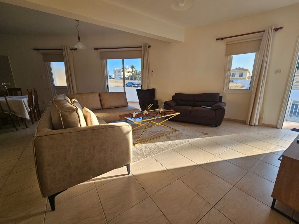 Property photo 2 of 25