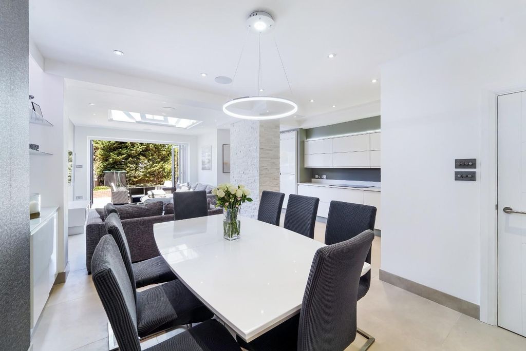 Property photo 3 of 17 Winkworth Road,