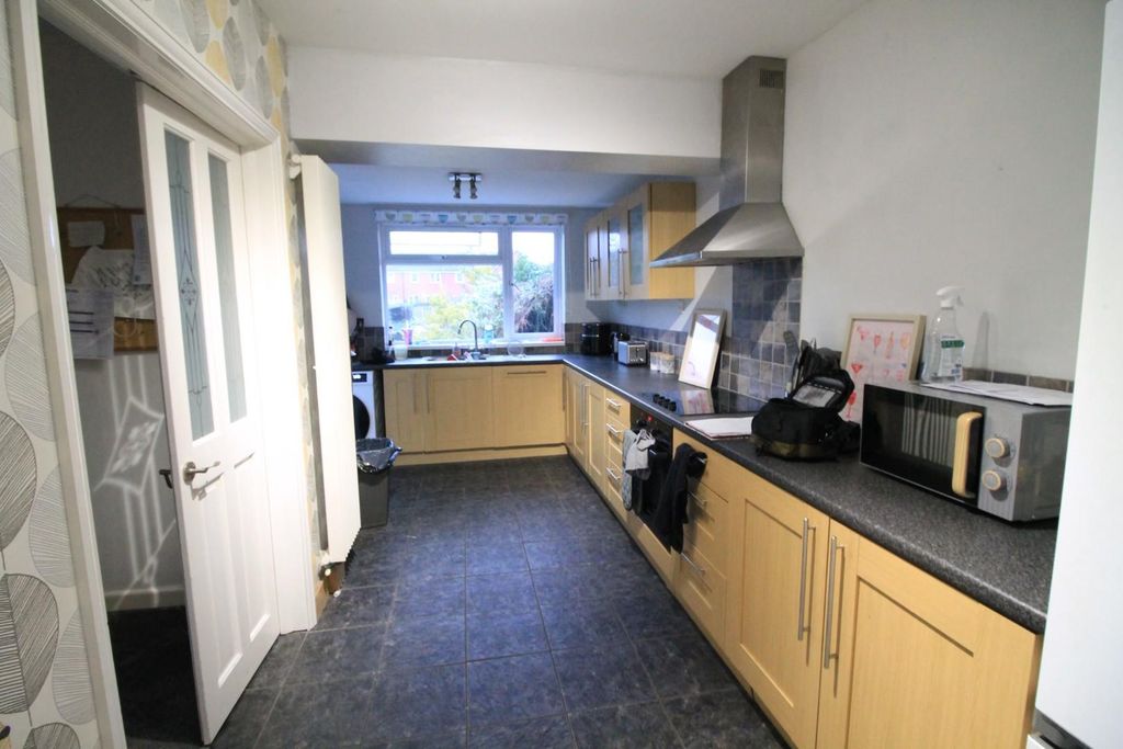 Property photo 2 of 8 Kitchen.Jpg