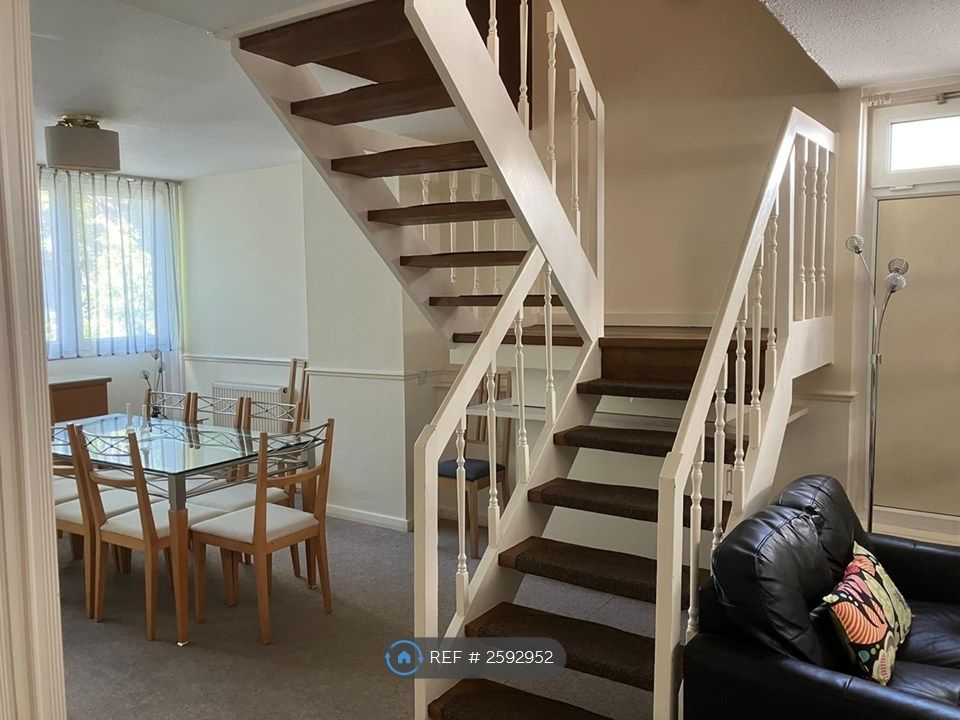 Property photo 3 of 17 Lounge 1B