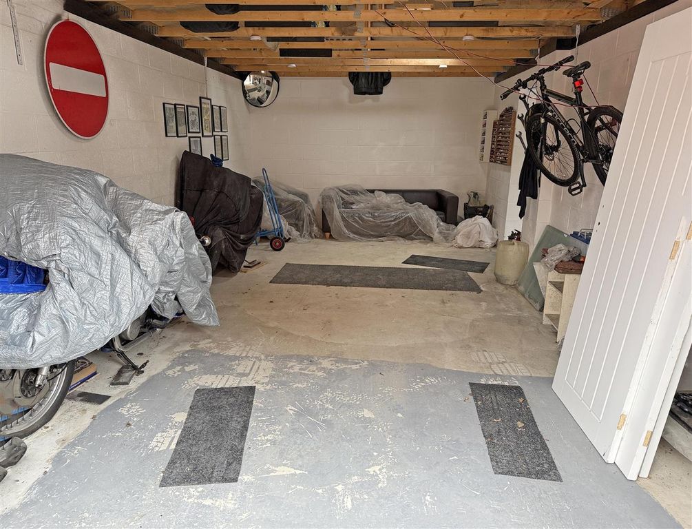 Property photo 2 of 5 Inside 1.Jpg
