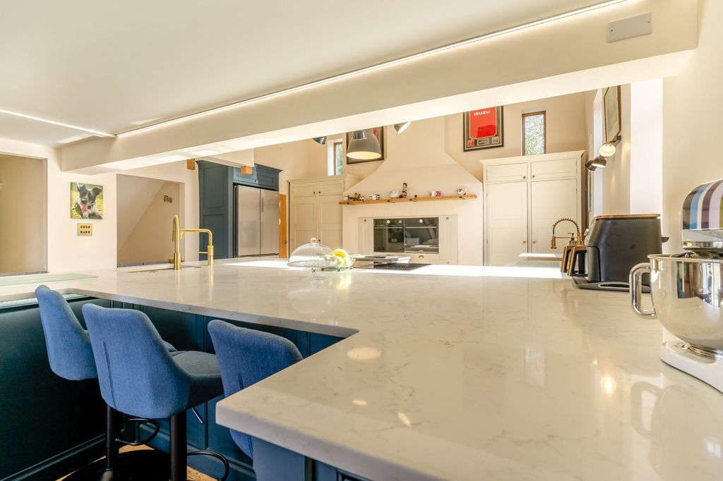 Property photo 2 of 32