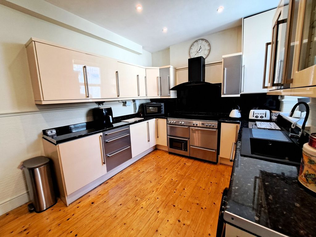 Property photo 3 of 21 Kitchen