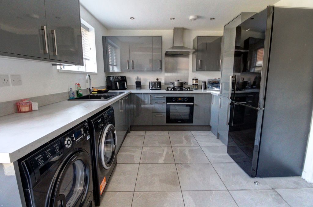 Property photo 2 of 19 Kitchen