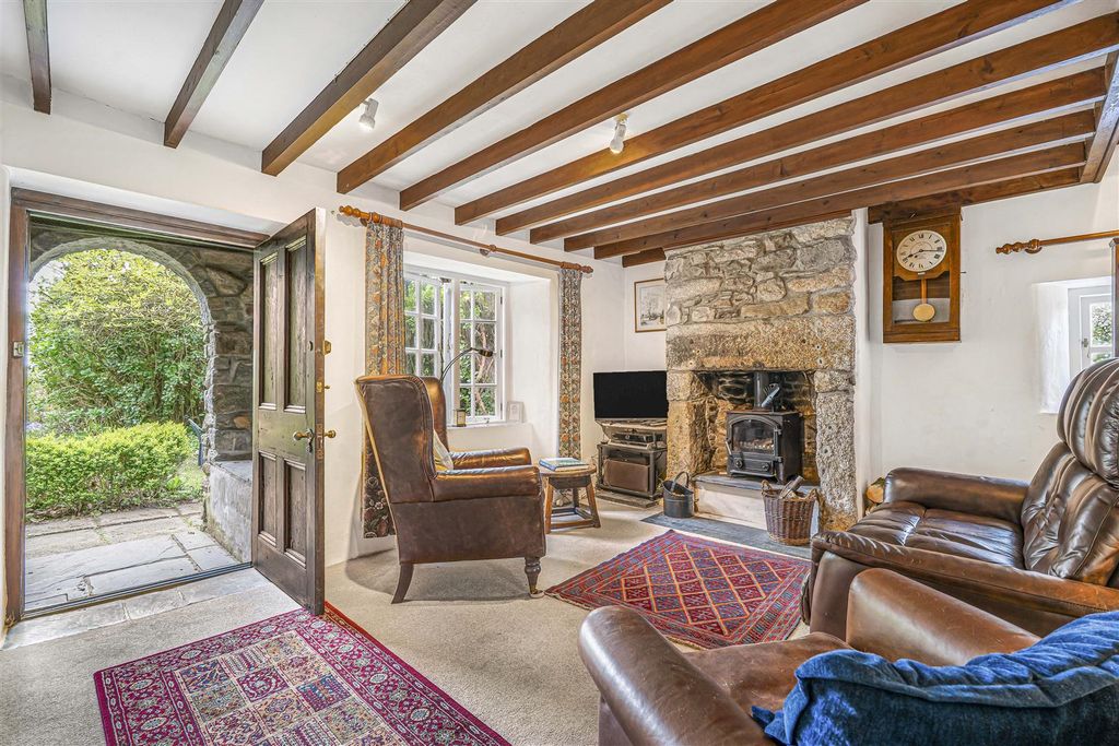 Property photo 2 of 33 Sitting Room