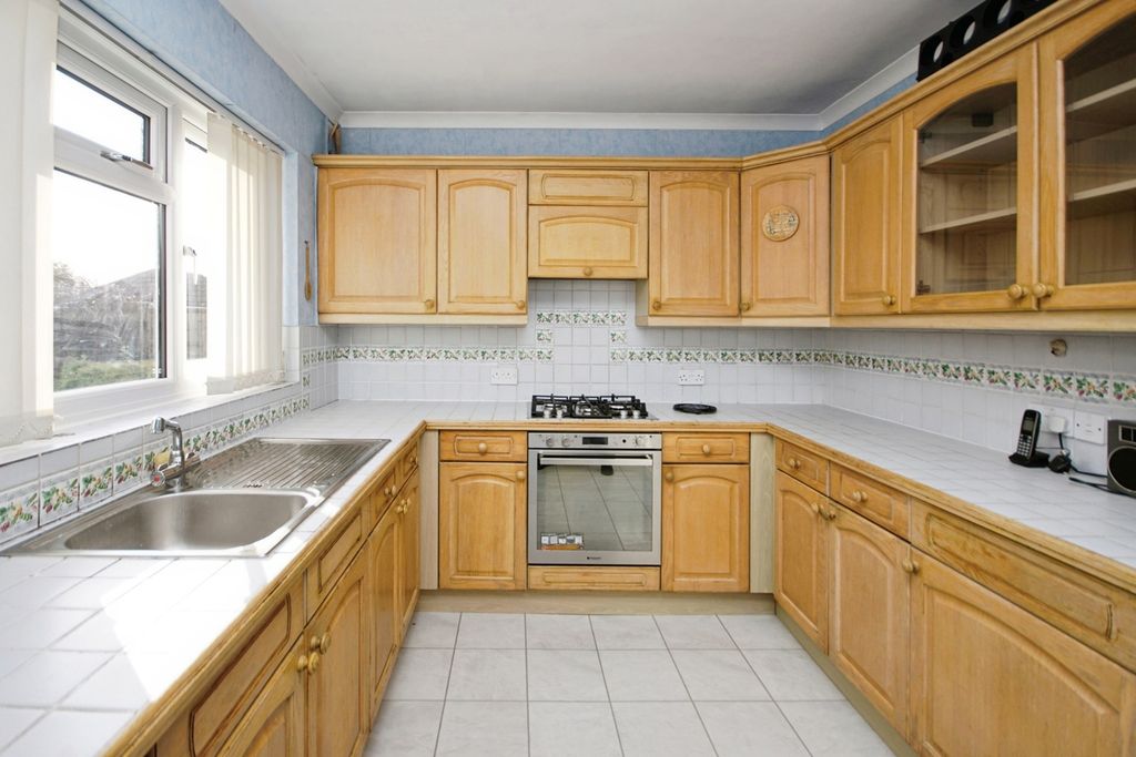 Property photo 3 of 20 Kitchen