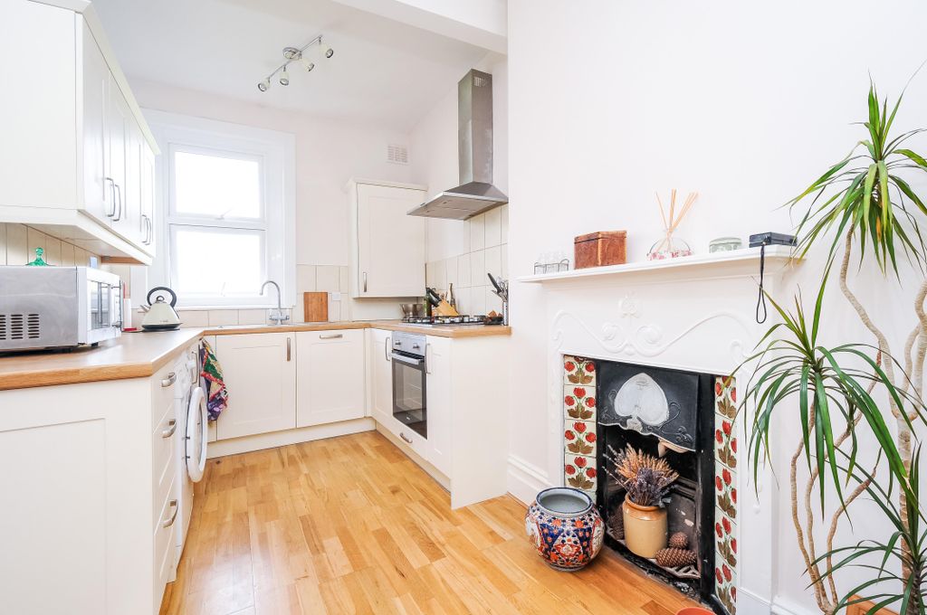 Property photo 3 of 12 Kitchen