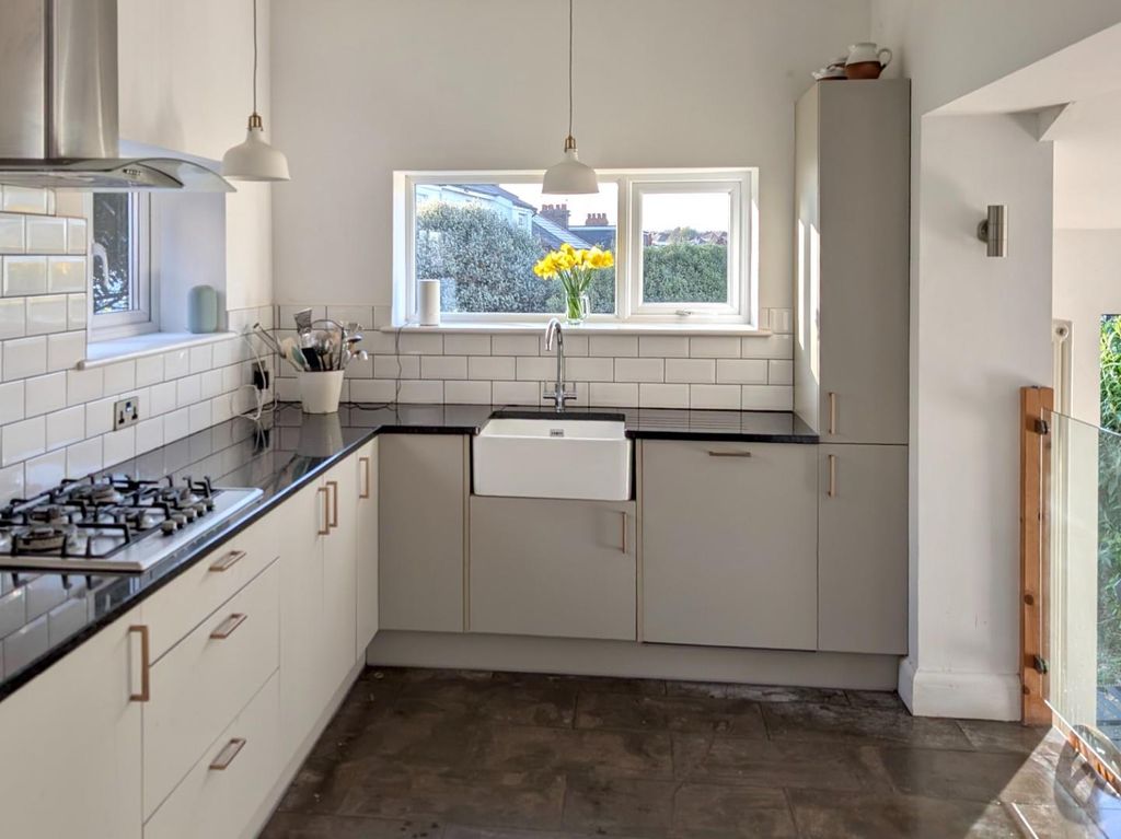 Property photo 3 of 27 Kitchen