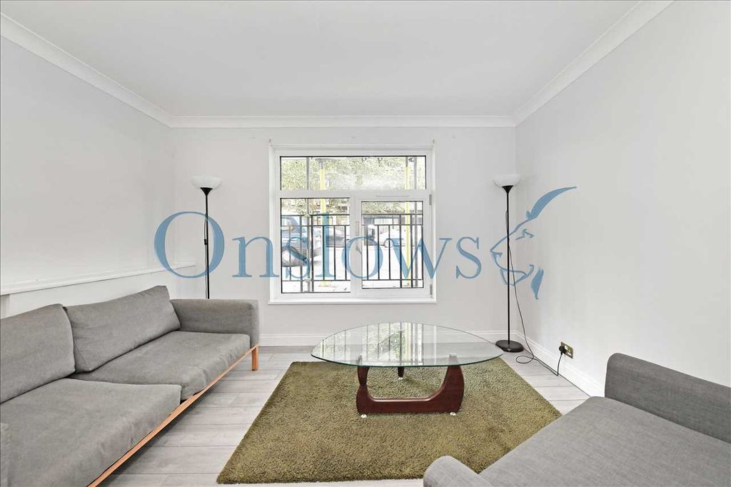 Property photo 3 of 17 Lounge