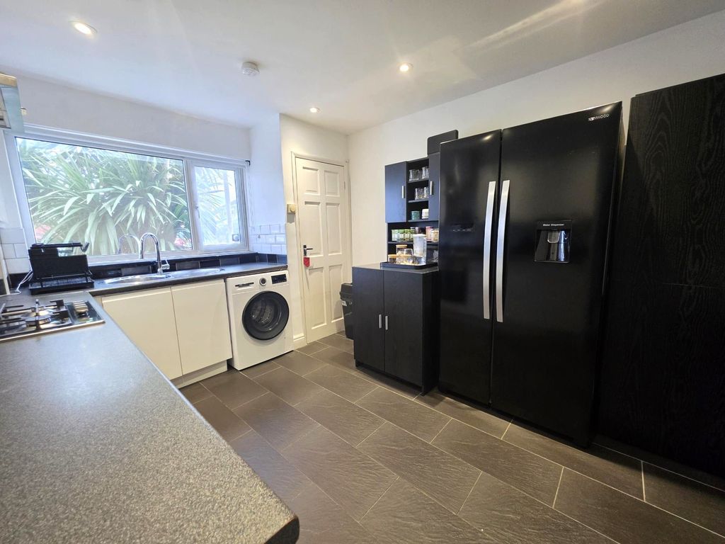 Property photo 3 of 20 Kitchen