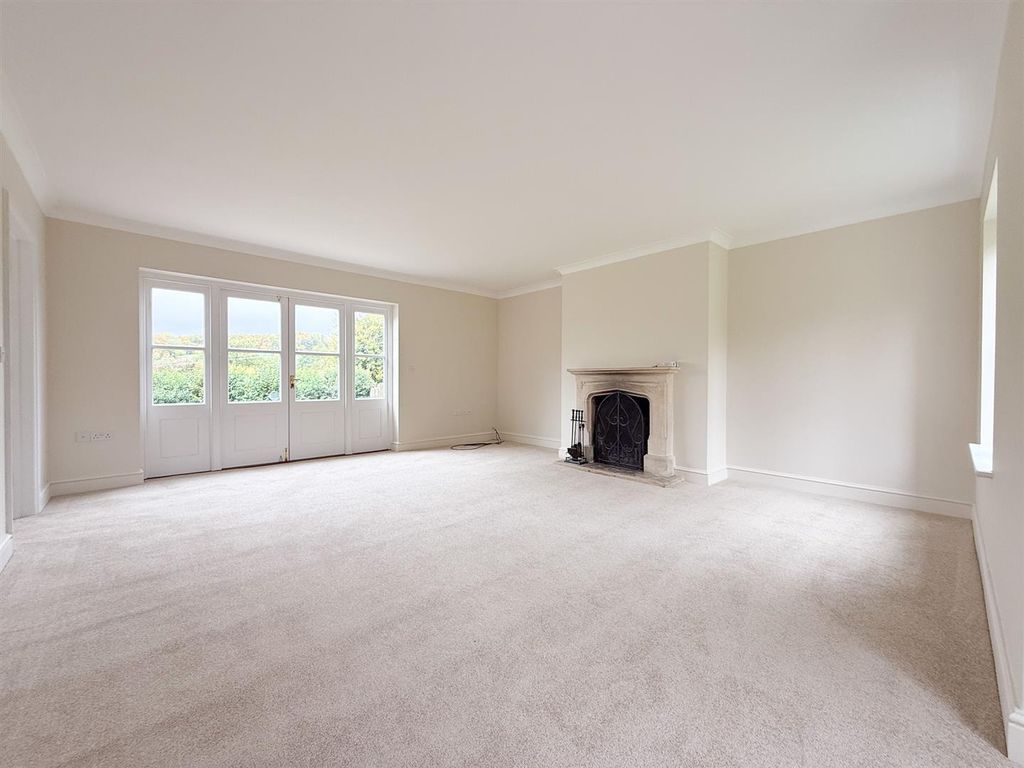 Property photo 3 of 11 Sitting Room