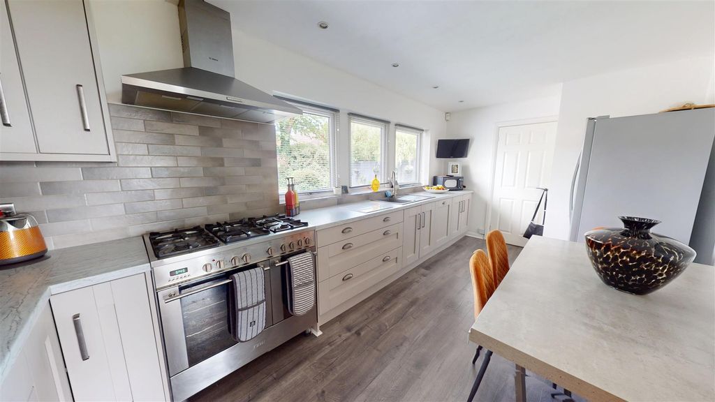 Property photo 3 of 18 Dining Kitchen