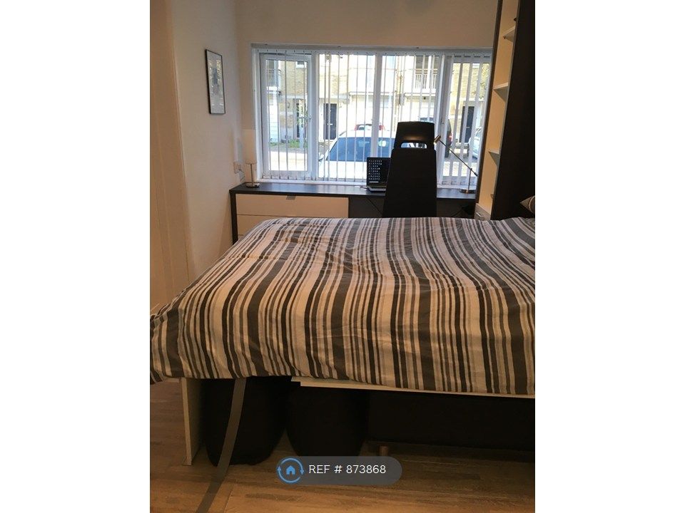 Property photo 3 of 12 En-Suite Double Room