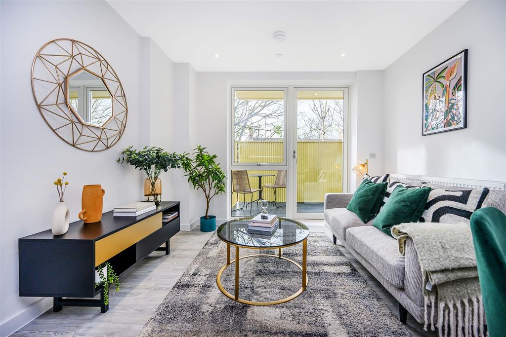 Property photo 1 of 11 50-52 London Road Showflat-19.Jpg