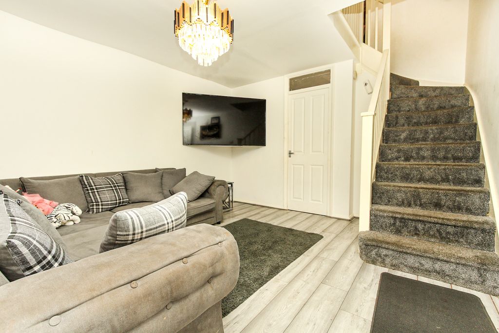 Property photo 3 of 8 Lounge