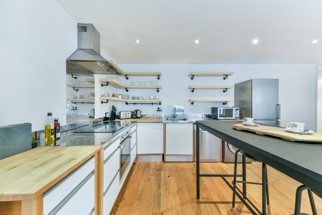 Property photo 2 of 10 Kitchen