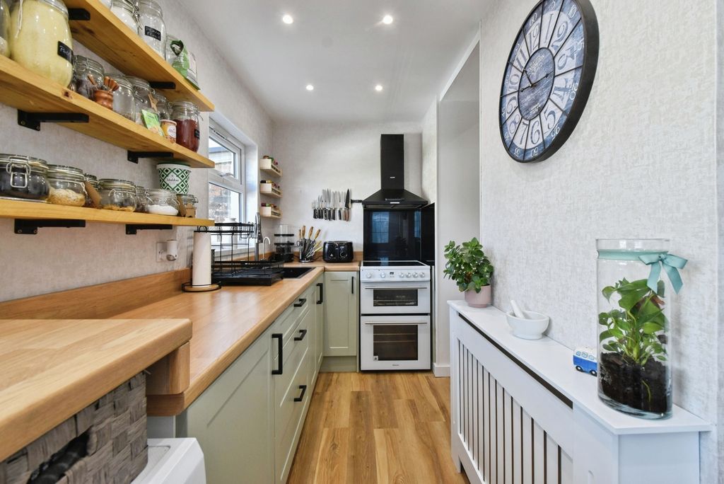 Property photo 2 of 17 Photo