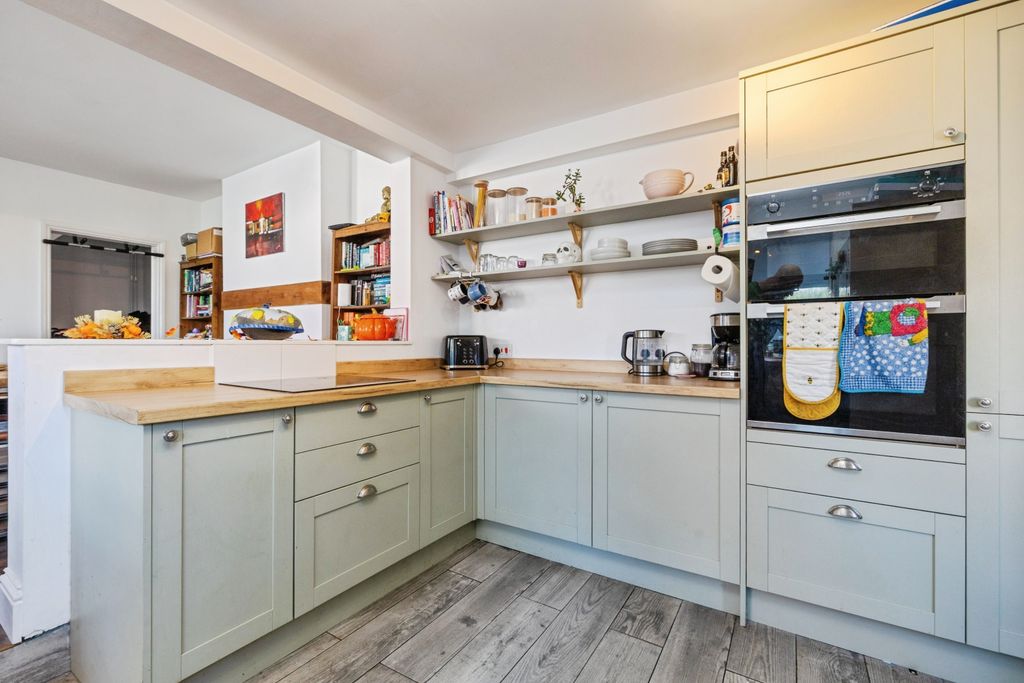 Property photo 2 of 18 Kitchen