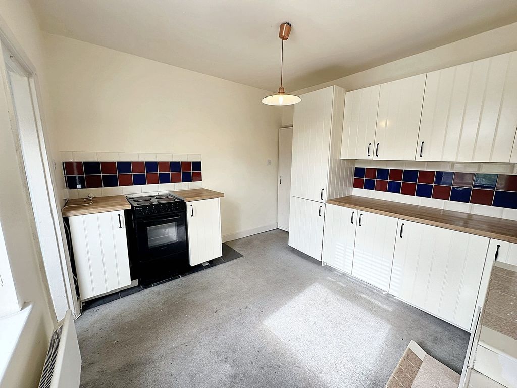 Property photo 3 of 8 Kitchen