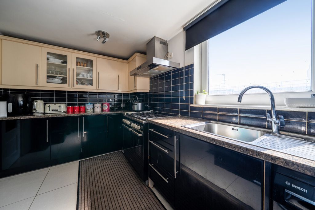 Property photo 2 of 13 1483543-15-6A3d46...