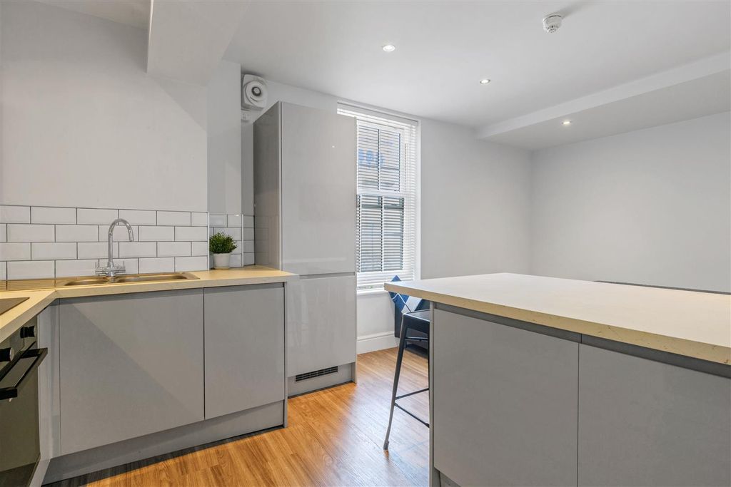 Property photo 3 of 16 2, 60 Talbot St-Hi-5.Jpg