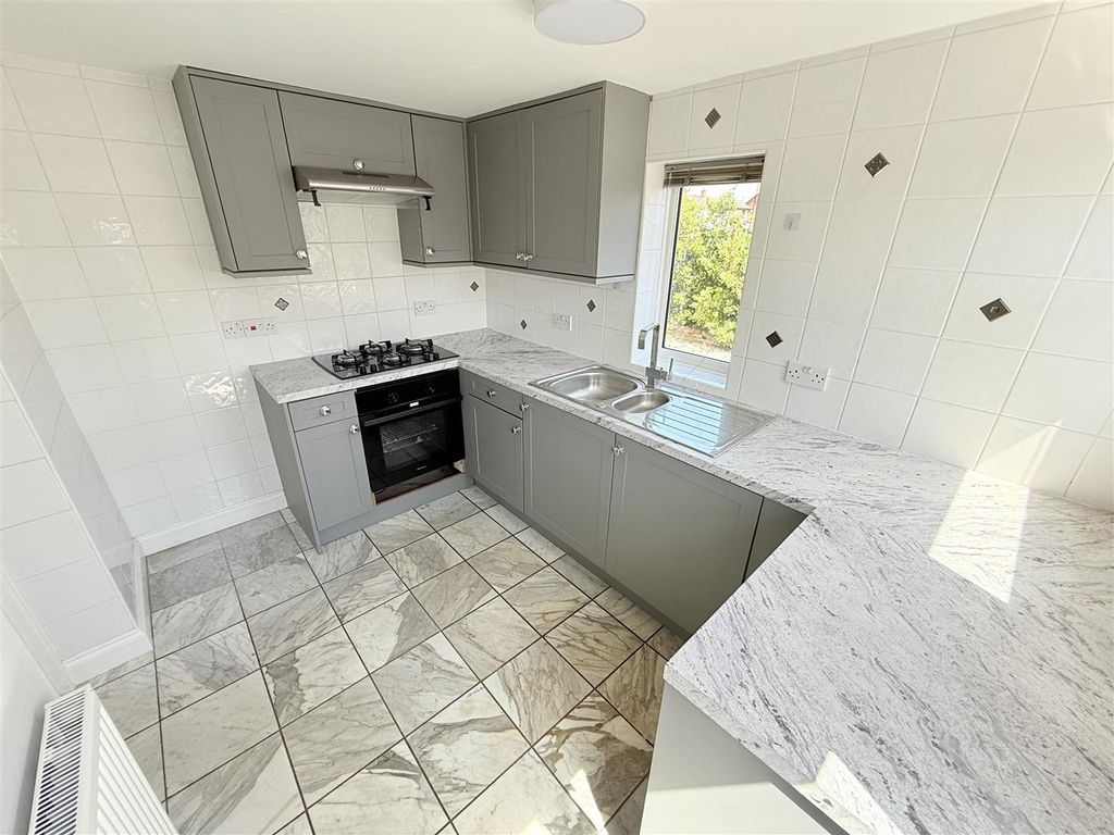 Property photo 3 of 15 Fitted Kitchen