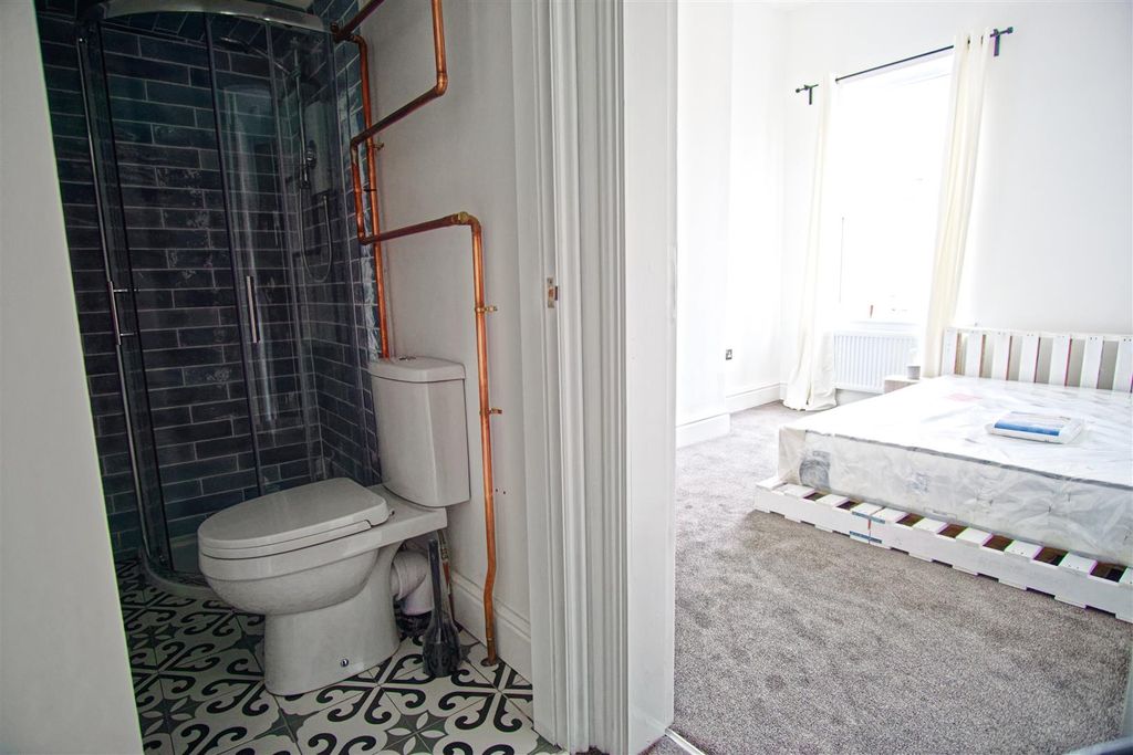 Property photo 3 of 6 Bedroom 4 En-Suite Bathroom