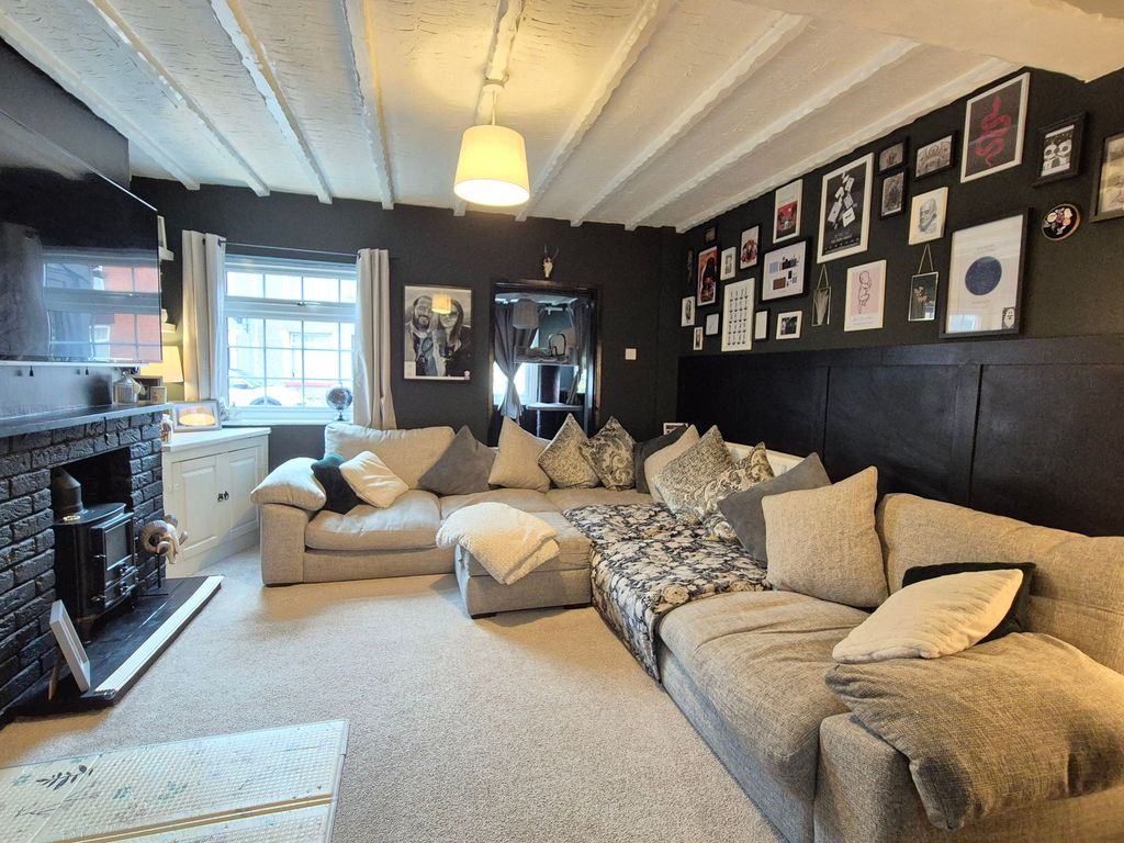 Property photo 3 of 17 Lounge