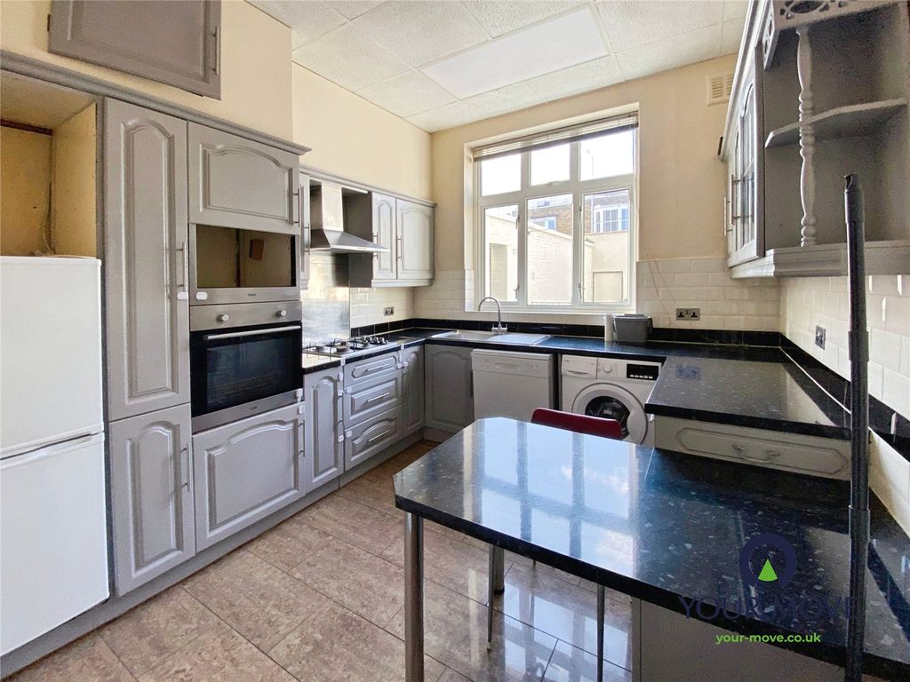 Property photo 3 of 11 Kitchen
