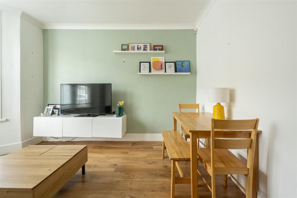 Property photo 2 of 19 Buckland Road, E10