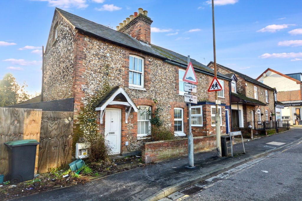 Property photo 1 of 19 17 St Johns Road, Hemel Hempstead, Hertfordshire Hp1 1Qf