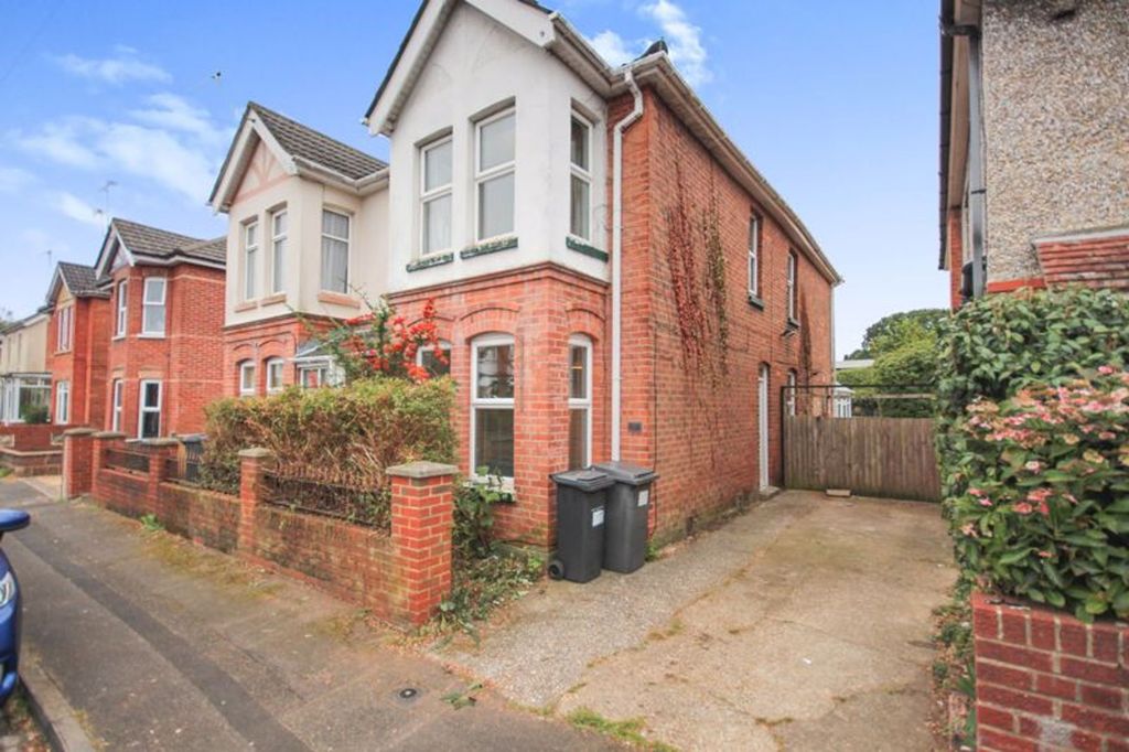 Property photo 1 of 14 Photo 8