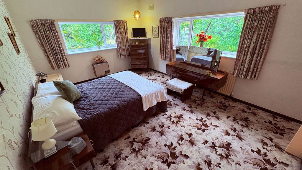 Property photo 3 of 33